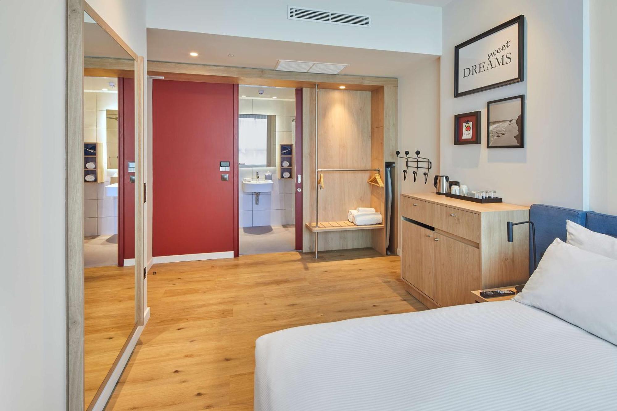 Hampton By Hilton Barcelona Fira Gran Via Hotell L'Hospitalet de Llobregat Exteriör bild